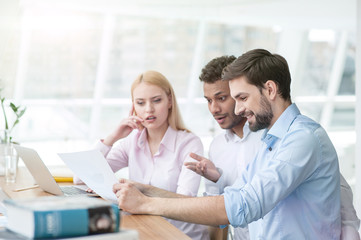 Obraz premium Skillful young workers are sharing their ideas