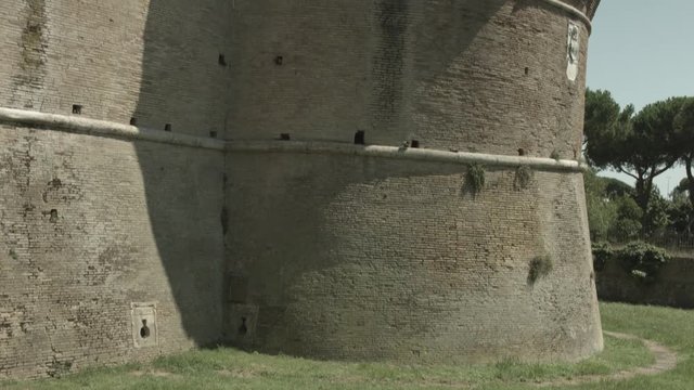 Castello con fossato nel Borghetto di Ostia Antica a Roma in Italia