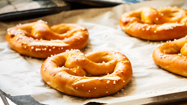 Frische Brezen auf Backblech - fresh pretzels on a baking sheet