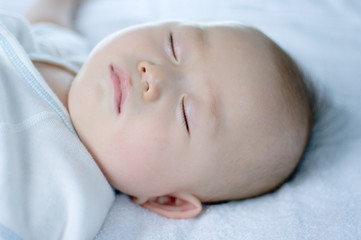 昼寝をしている日本人の赤ちゃん