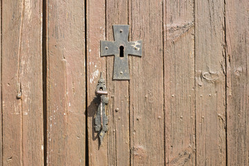Porte d'entrée d'une église de campagne en Normandie