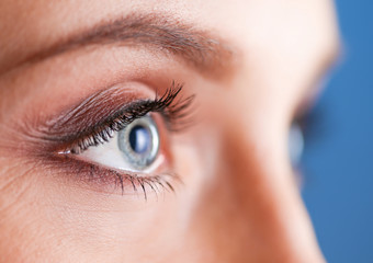 Obraz premium Piękna kobieta, portret na białym tle na niebieskim tle