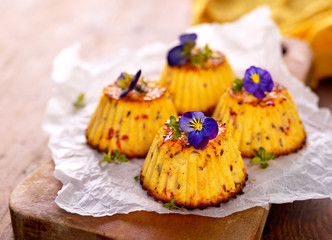 Mini spicy cheese cake with edible flowers