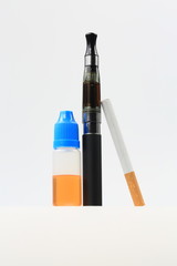 zigarette vs e-zigarette mit Liquid 