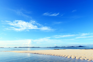 Fototapeta na wymiar 沖縄の美しい朝の海