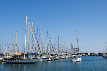 Fototapeta na wymiar Boat leaving Olympic Harbor at Barcelona