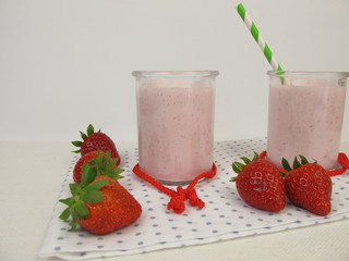 Cremiger Erdbeershake mit Milch, Quark, Joghurt und Erdbeeren