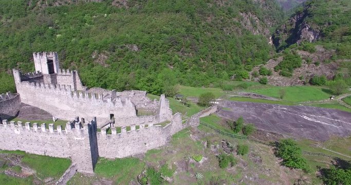 Parco delle incisioni rupestri - Castello di Grosio - Valtellina (Provincia di Sondrio) - Vista aerea