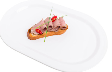 Delicious bruschetta with roast beef and scallions.