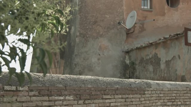 Muro e case nel Borghetto di ostia Antica a Roma, Italia