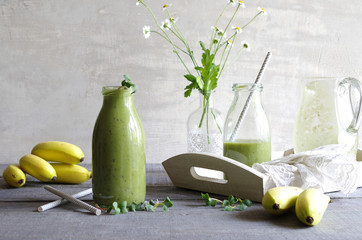 Weizengras-Bananen-Smoothie mit Radieschenkresse