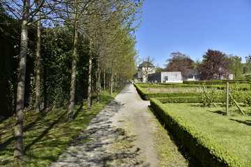 Fototapeta na wymiar Chemin longeant le potager près de l'orangerie du château de Rouillons aux Jardins d'Eau d'Annevoie 