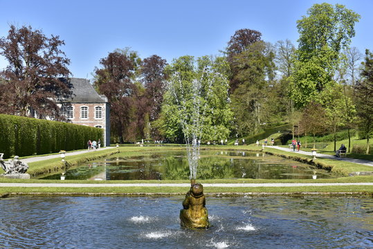 Le "lanceur d'eau" au milieu des sa pièce d'eau devant l'un des étangs des Jardins d'Eau d'Annevoie 