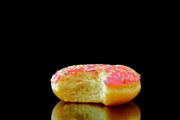 ein abgebissener donut