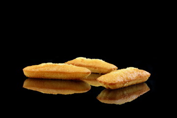 madeleines auf schwarzen hintergrund