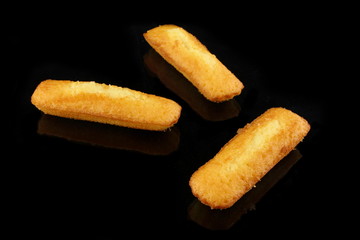 drei madeleines auf schwarzen hintergrund