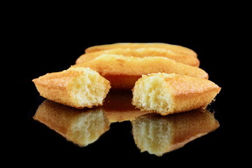 drei madeleines auf schwarzen hintergrund