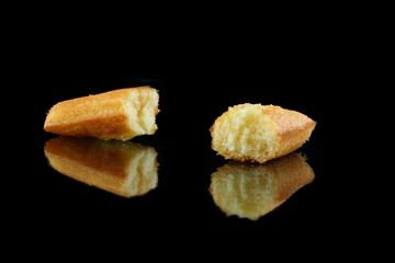 drei madeleines auf schwarzen hintergrund