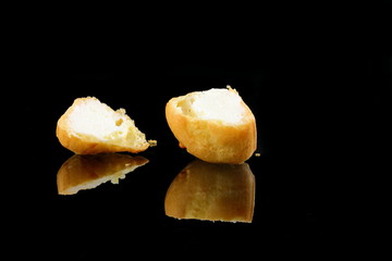 ein geteilter windbeutel auf schwarz