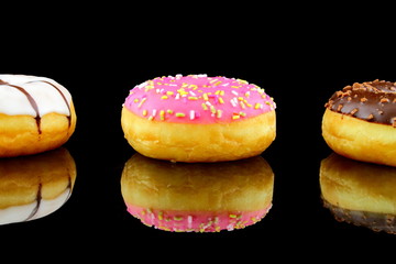 drei donuts auf schwarz
