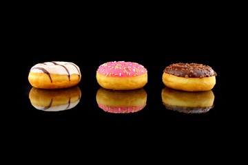 drei donuts auf schwarz
