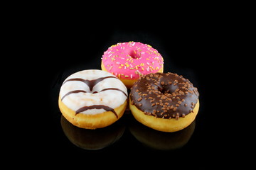 drei donuts auf schwarz