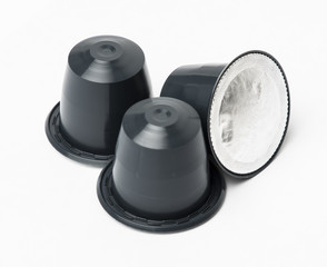 Capsulas de café color negro aisladas en fondo blanco