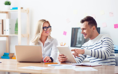 Obraz premium Positive colleagues discussing a project 