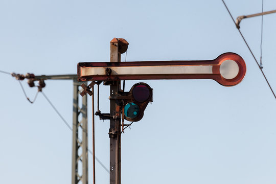 optisches Zugsignal an Eisenbahnstrecke
