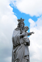 Fototapeta na wymiar Mary sculpture with child