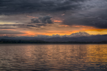Obraz premium Sunset on the Varese lake