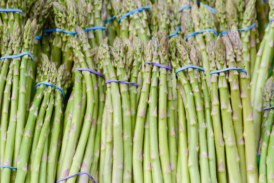 Asparagus (asparagus officinalis) spears for sale at market stal