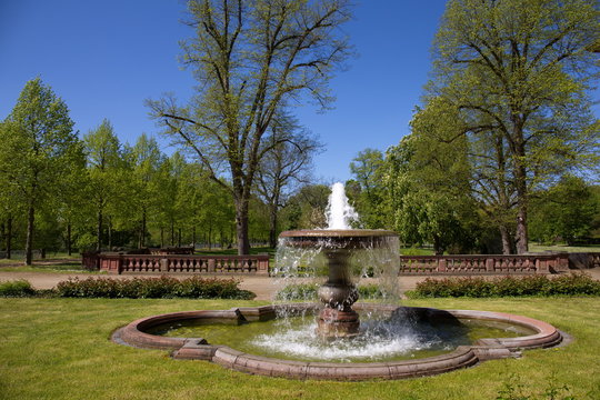 Schlosspark Philippsruhe mit Brunnen