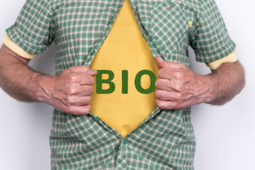 Mann mit bio t-shirt.