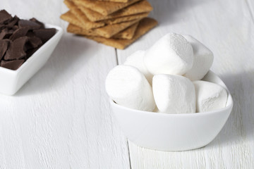 ingredients of smores.