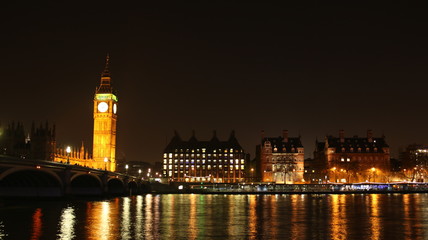 Night scene of Big Ben and embankment in the centre of London - obrazy, fototapety, plakaty