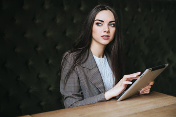 Obraz premium Portrait stylish and fashionable business women, she smiling on a street and drinking coffee