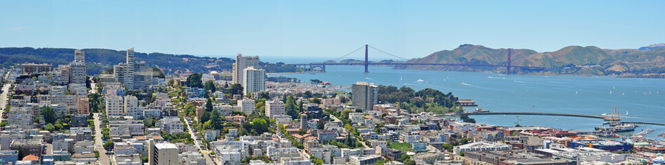 Obraz premium San Francisco, California, Usa: skyline e vista panoramica del Golden Gate Bridge il 9 giugno. Il ponte, inaugurato nel 1937, è diventato il simbolo della città di San Francisco nel mondo