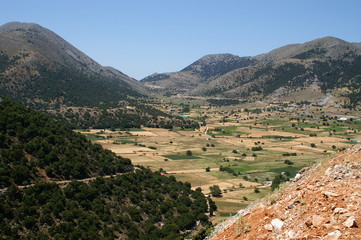 Obraz premium Die Askyfou Hochebene eingerahmt von den Gipfeln der Lefka Ori