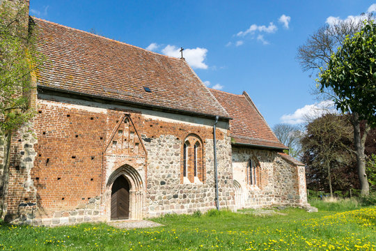 Alte Kirche auf dem Dorf
