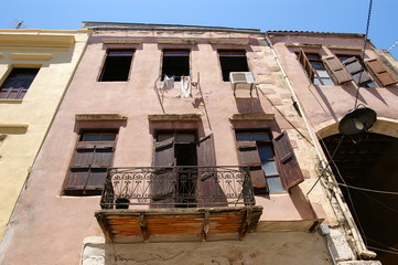 Fototapeta na wymiar Fassade eines Wohnhauses im Süden