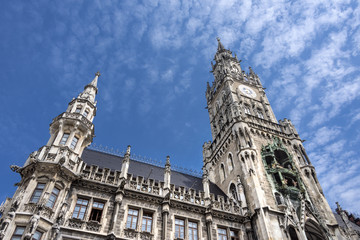 Fototapeta premium Marienplatz, München: Skyline mit Fassade und Turm Neues Rathaus