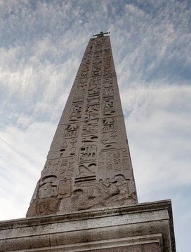 Obelisco egipcio en plaza del pueblo, Roma.