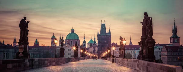 Photo sur Plexiglas Prague Pont Charles au lever du soleil, Prague, République tchèque. Statues dramatiques et tours médiévales.