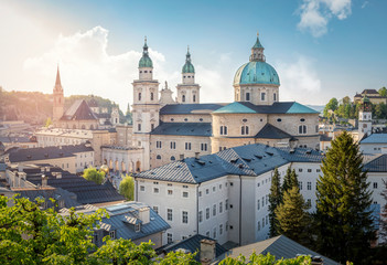 Fototapeta premium Panoramę miasta Salzburg z katedrą w lecie o zachodzie słońca, Salzburg, Austria
