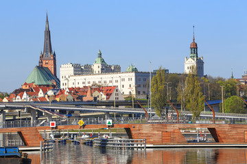 Szczecin - Widok zza rzeki na zabytkowe centrum miasta i zamek - obrazy, fototapety, plakaty