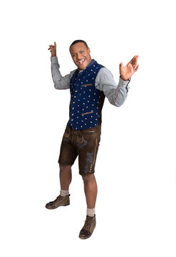 Isolierter bayerischer Mann in Tracht und Lederhose mit dunkler Hautfarbe.