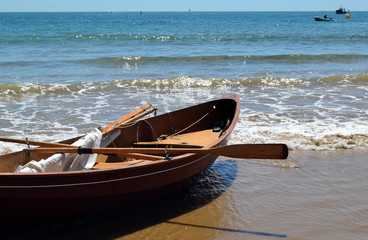 Barque en bois échouée sur un rivage