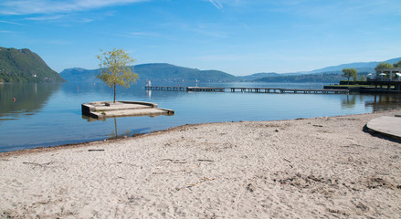 Fototapeta na wymiar Plage du Bourget du Lac