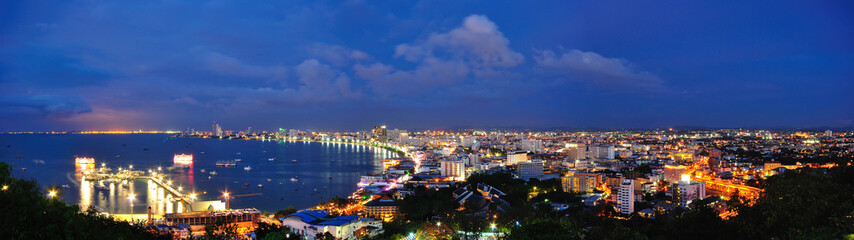 Fototapeta premium Nightscene of Pattaya City Panorama